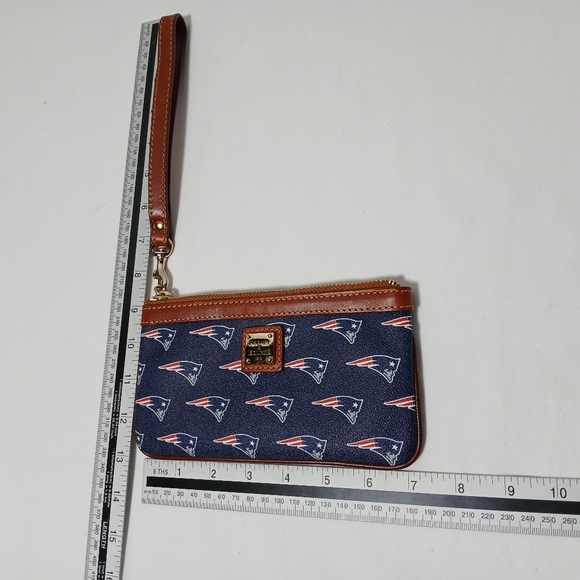 Dooney And Bourke New England Patriots Leather Wristlet. - Picture 3 of 7